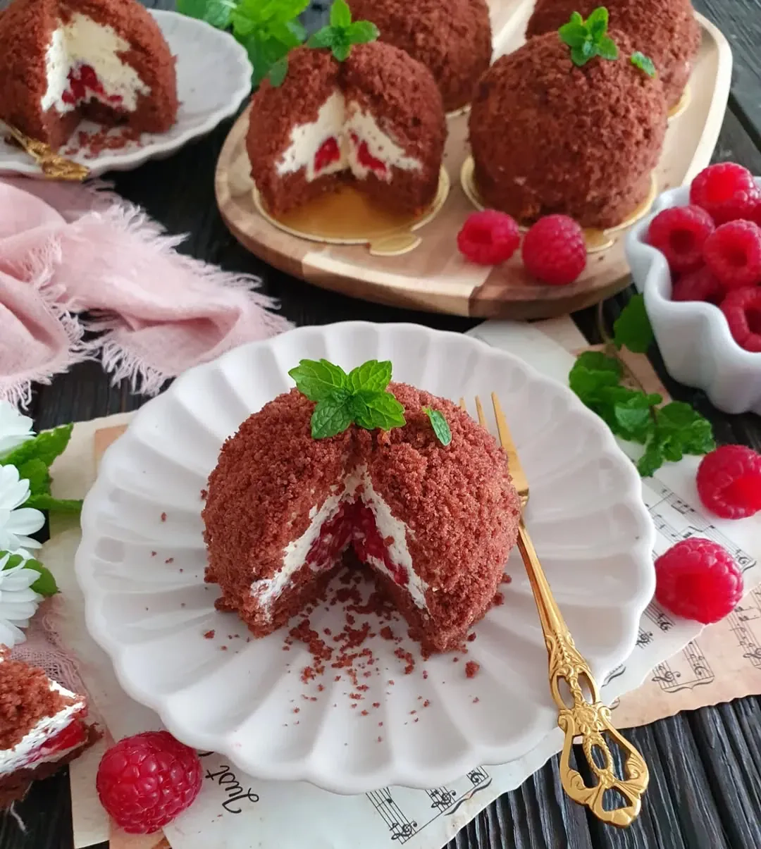 Mini kopce kreta z malinami - domowe ciasto dla każdego miłośnika słodkości