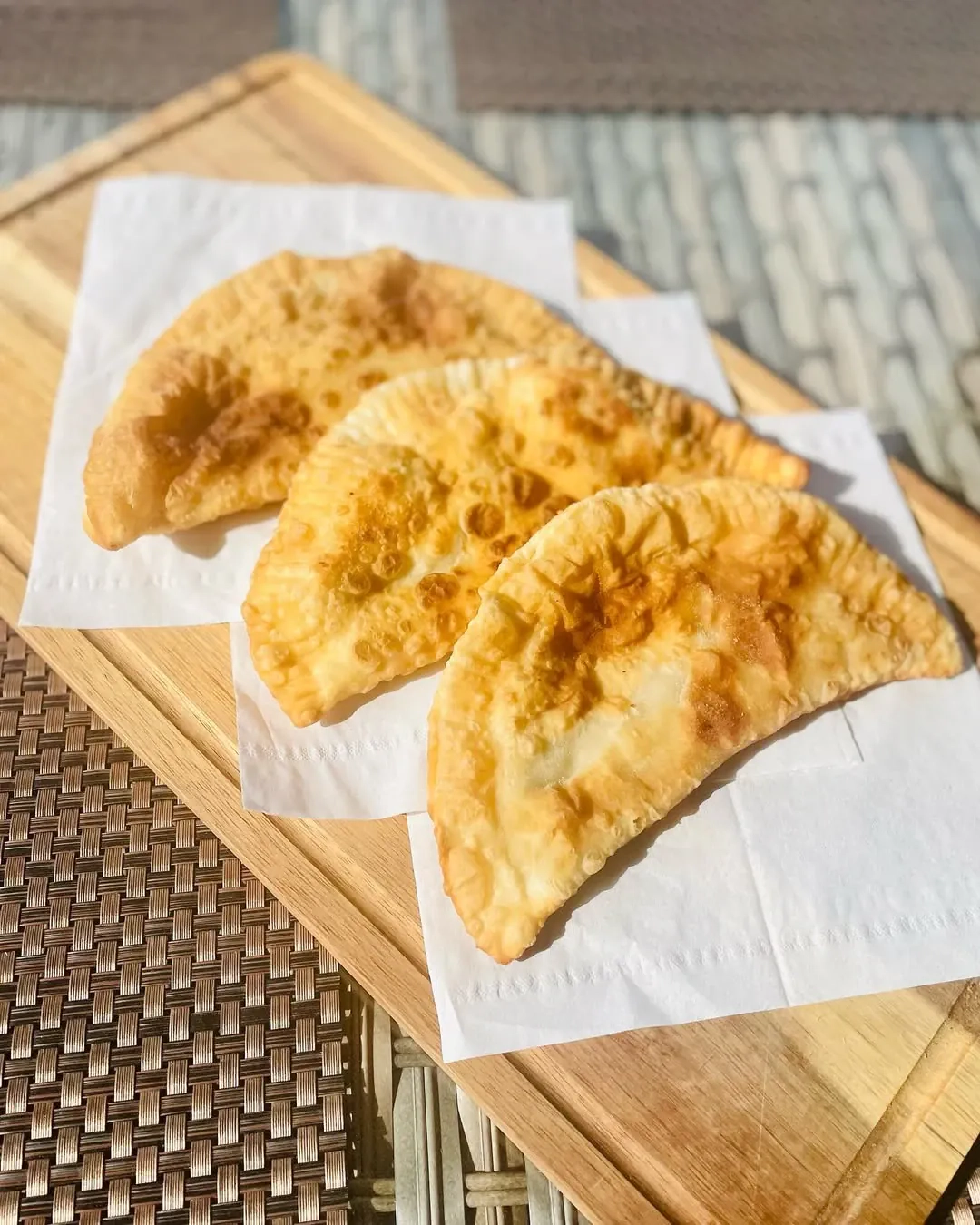 Minkštos varškinės tešlos čeburekai su vištienos įdaru