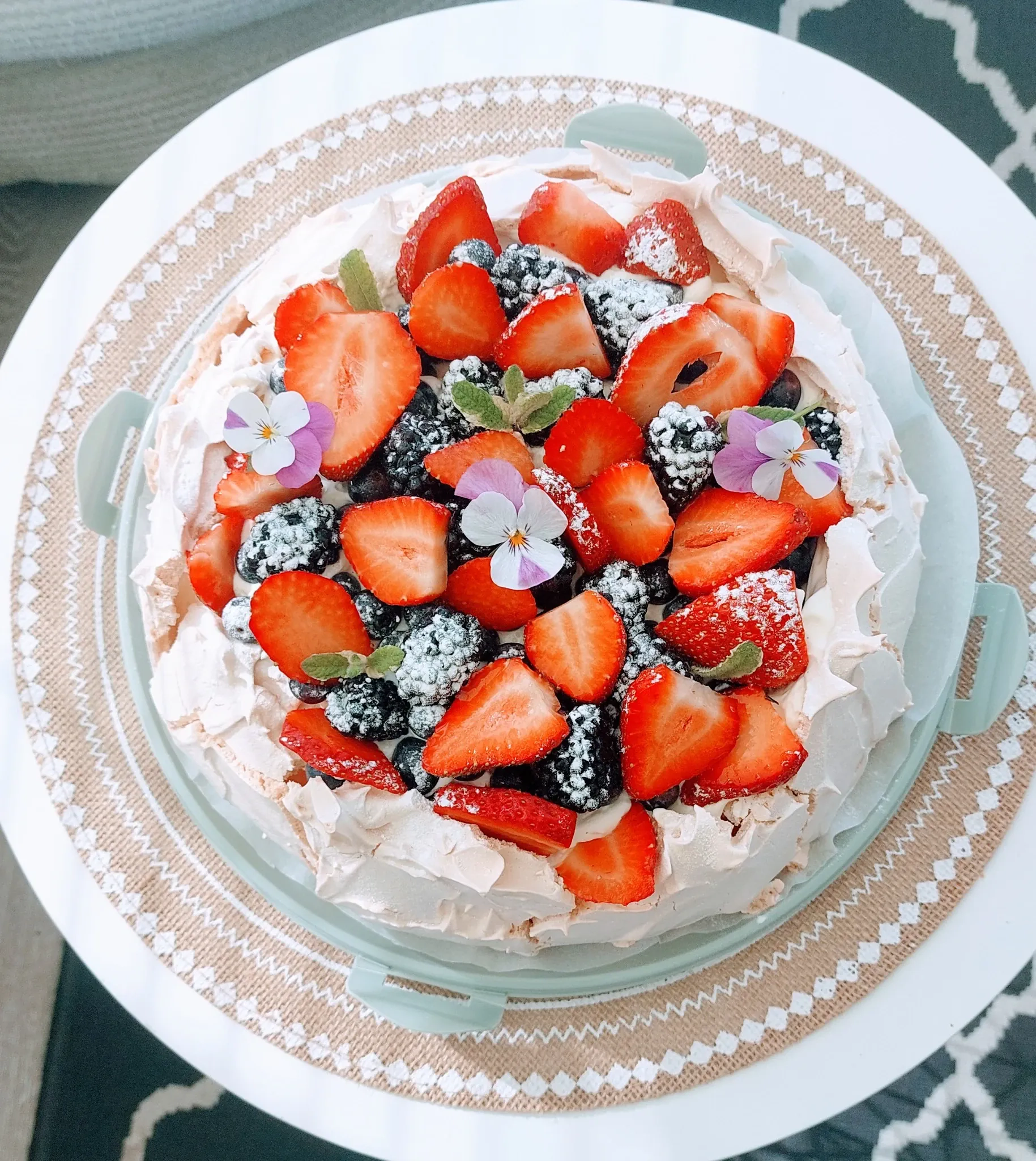 Tortas "Pavlova" su grietinėle ir vaisiais / uogomis