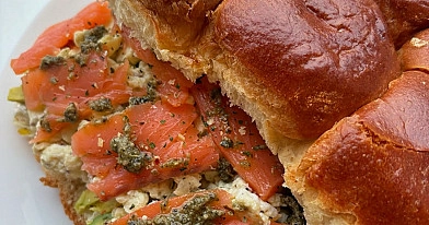 Brioche bandelės su česnakine varške, kiaušiniu, avokadu ir lašiša