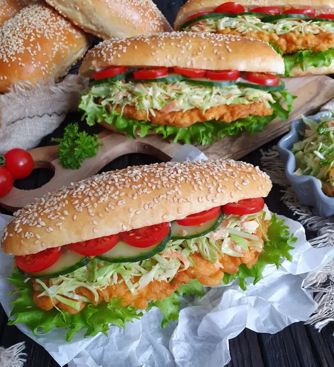 Domowa kanapka z chrupiącym kurczakiem w stylu fast food