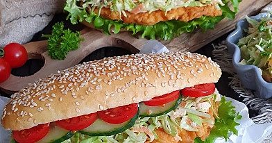 Domowa kanapka z chrupiącym kurczakiem w stylu fast food