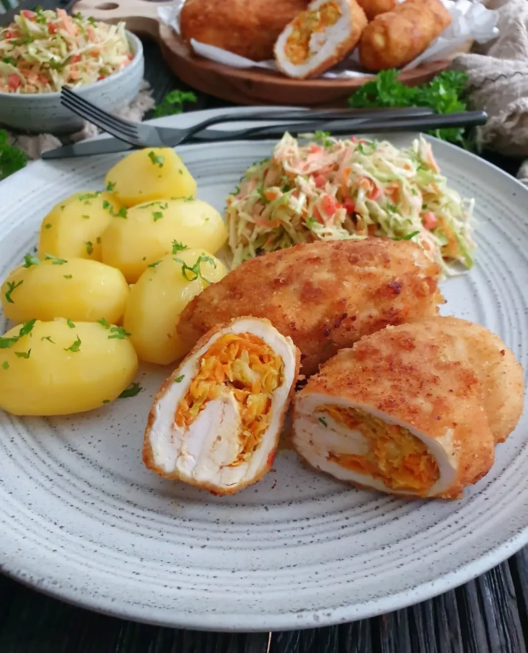 Roladki drobiowe z farszem marchewkowo-porowym i serem żółtym