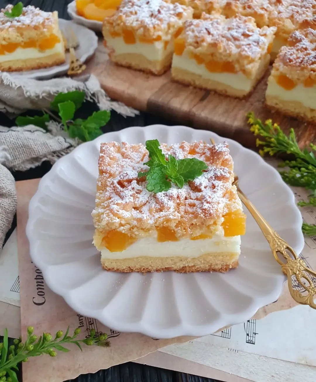 Kruche ciasto z brzoskwiniami i budyniową pianką
