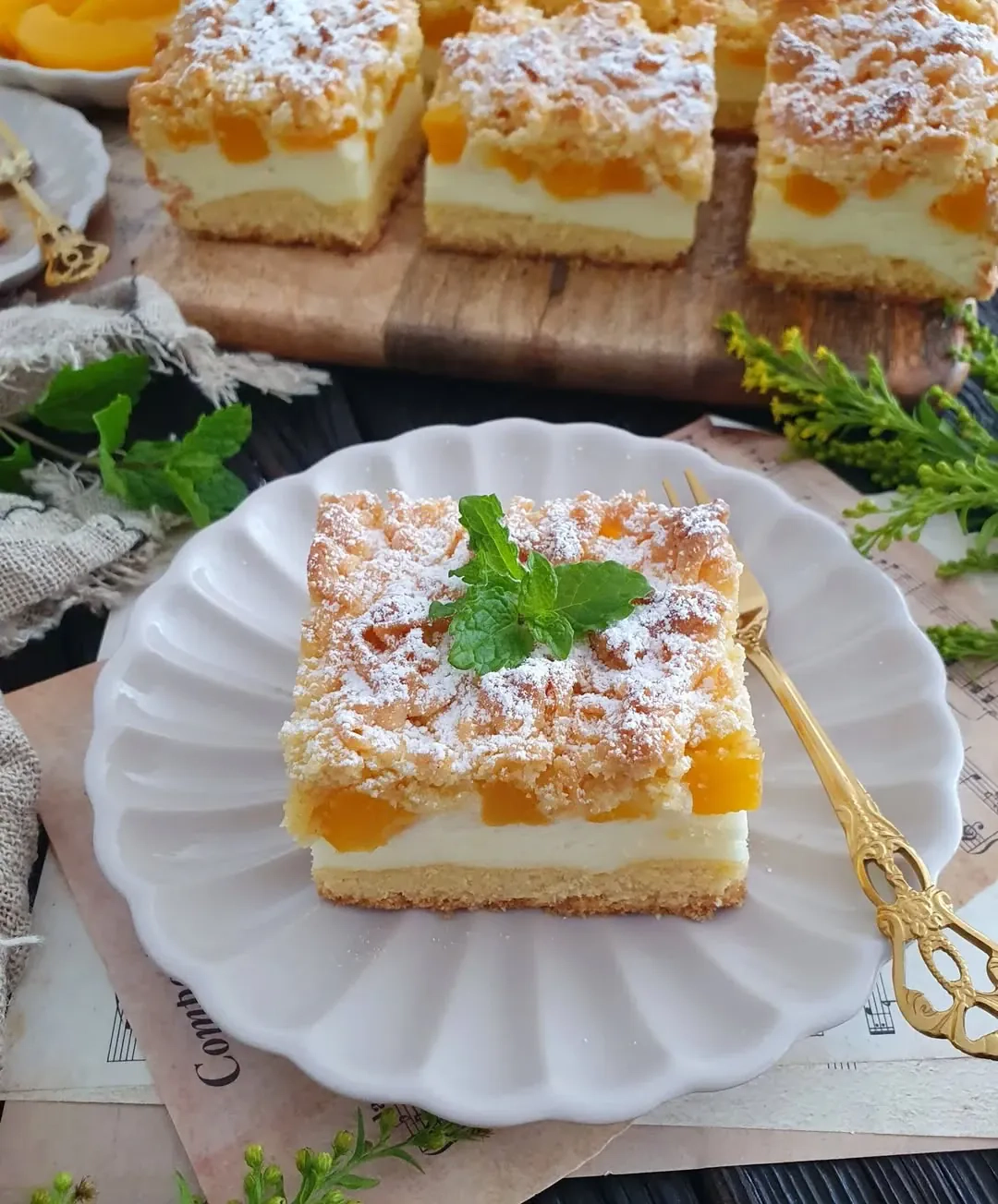 Kruche ciasto z brzoskwiniami i budyniową pianką