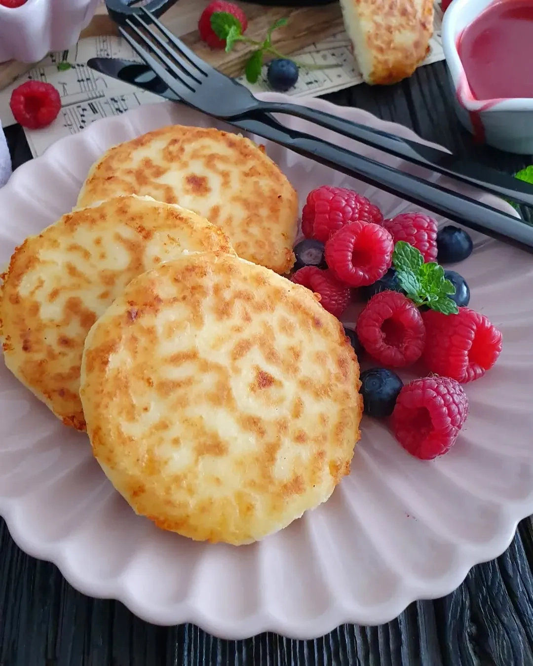 Tradycyjne syrniki z twarogu - puszyste placuszki serowe na słodkie śniadanie