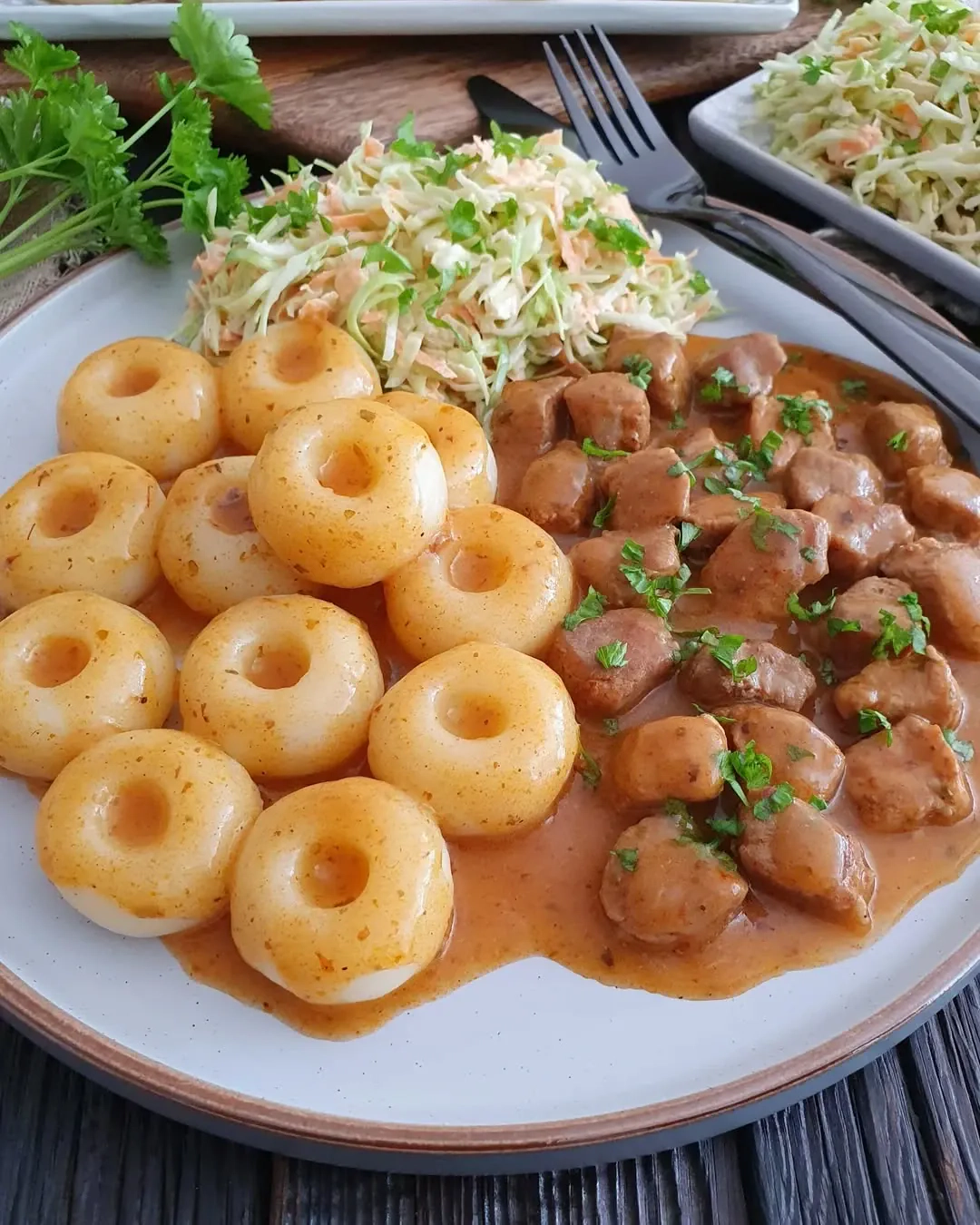 Tradycyjny gulasz z karkówki z kluskami śląskimi