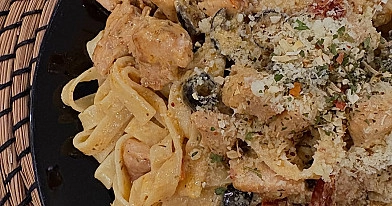 Makaronai su vištiena, alyvuogėmis, saulėje džiovintais pomidorais ir grietinėle