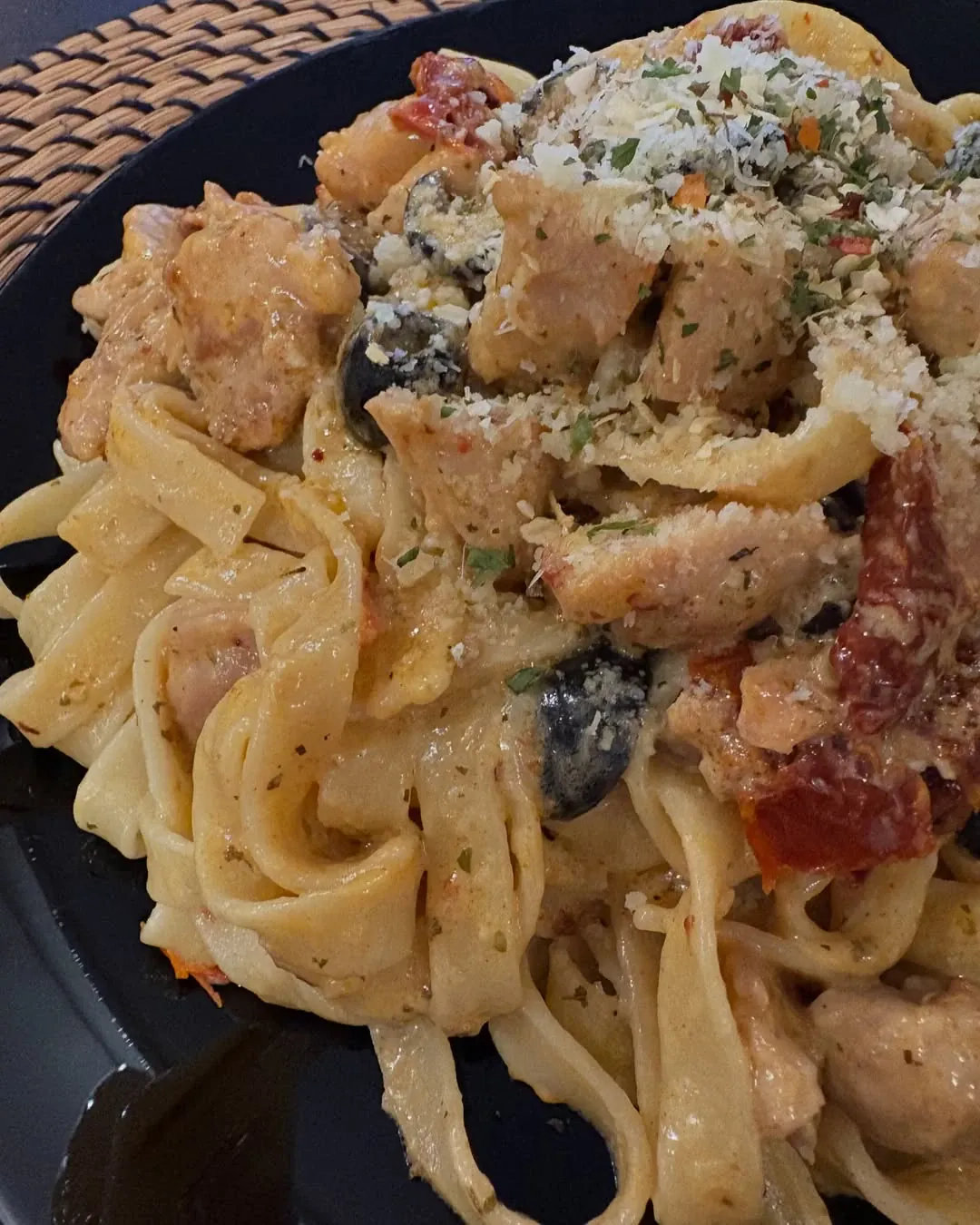 Makaronai su vištiena, alyvuogėmis, saulėje džiovintais pomidorais ir grietinėle