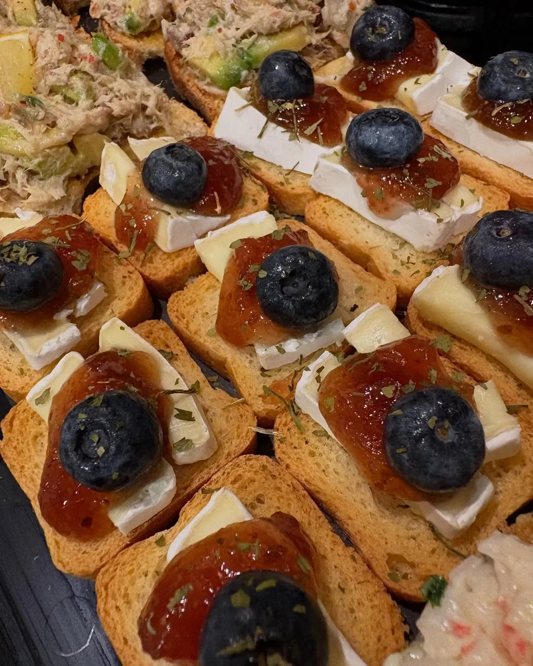 Mini sumuštiniai - užkandžiai su brie sūriu ir figų džemu
