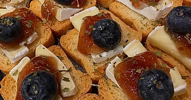Mini sumuštiniai - užkandžiai su brie sūriu ir figų džemu