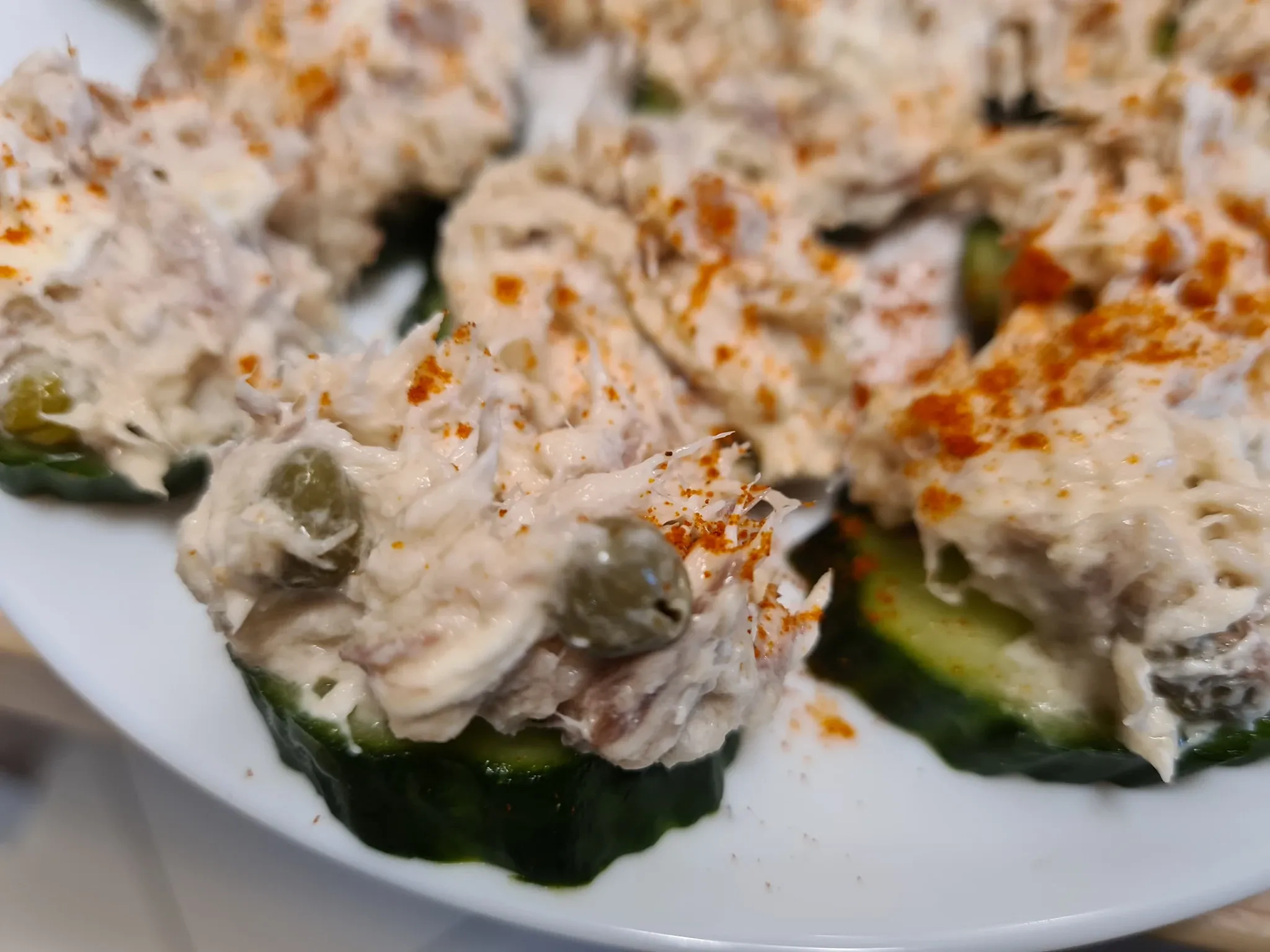 Rūkytos žuvies - skumbrės užtepėlė su kiaušiniais, agurkais ir žirneliais