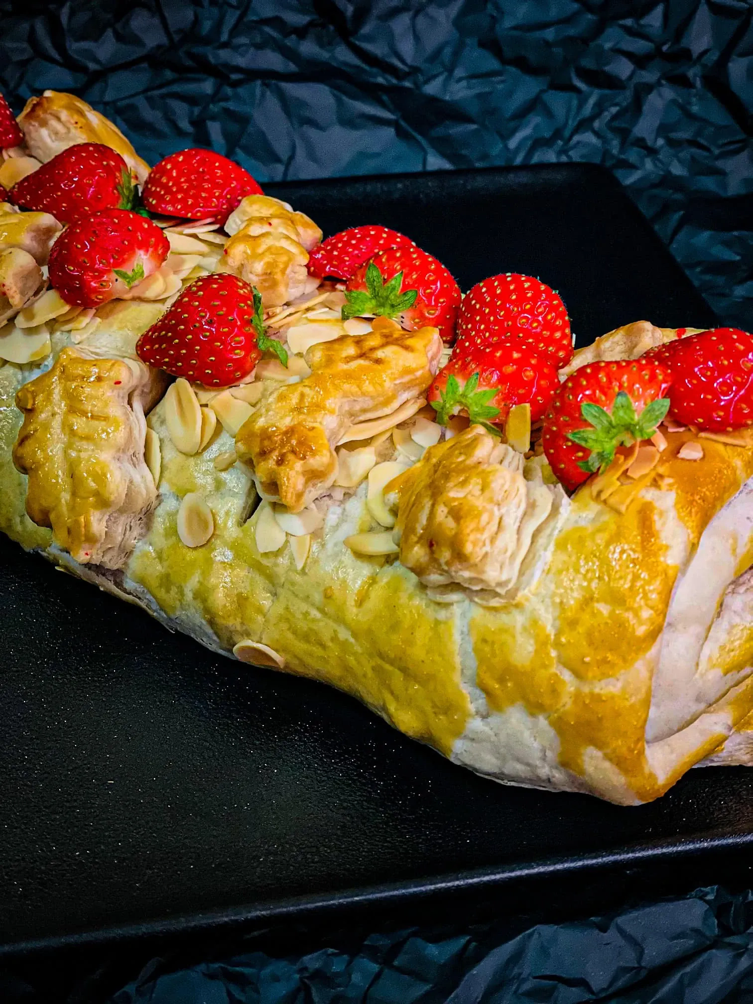 Filo tešlos štrudelis su obuoliais, razinomis ir spanguolėmis