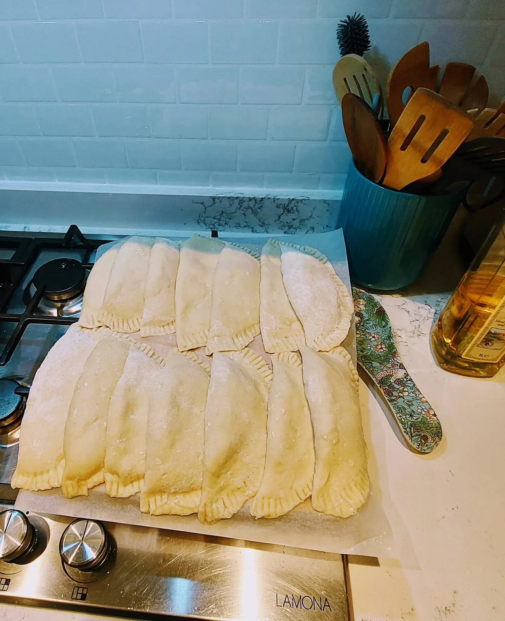 Čeburekai su mėsa (tešla su kvietiniais miltais ir mineraliniu vandeniu)