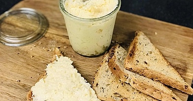 Kiaušinių užtepėlė su fermentiniu sūriu, česnaku ir majonezu