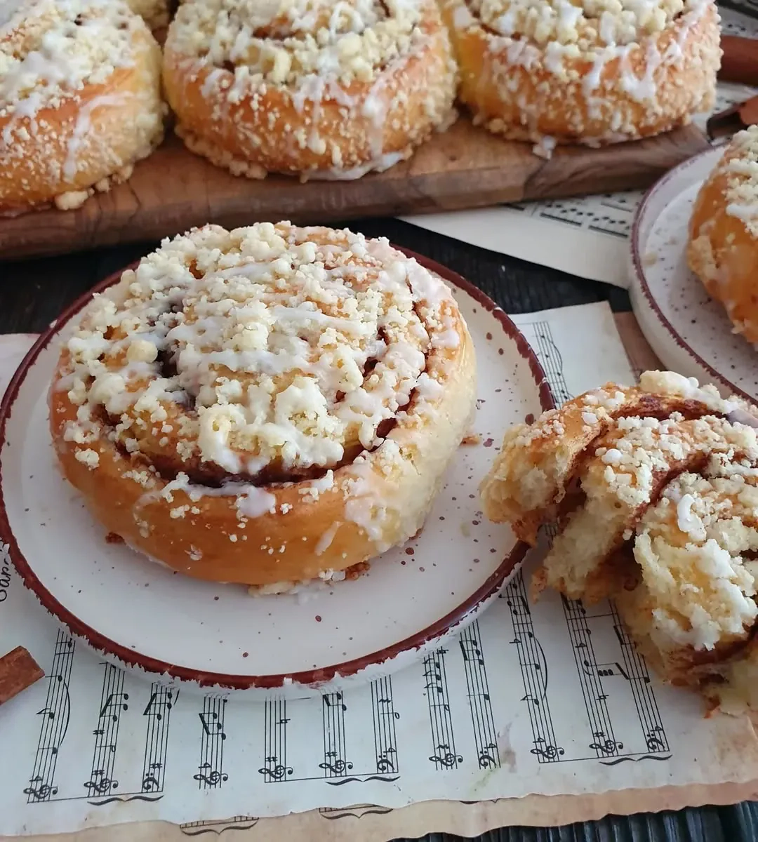 Puszyste bułeczki cynamonowe z jabłkiem