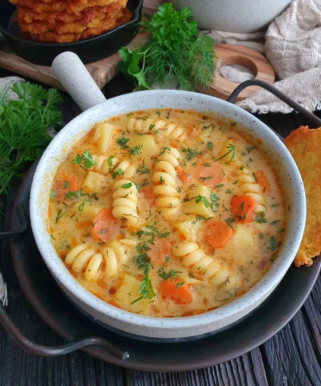 Babcina zupa koperkowa z ziemniakami i makaronem