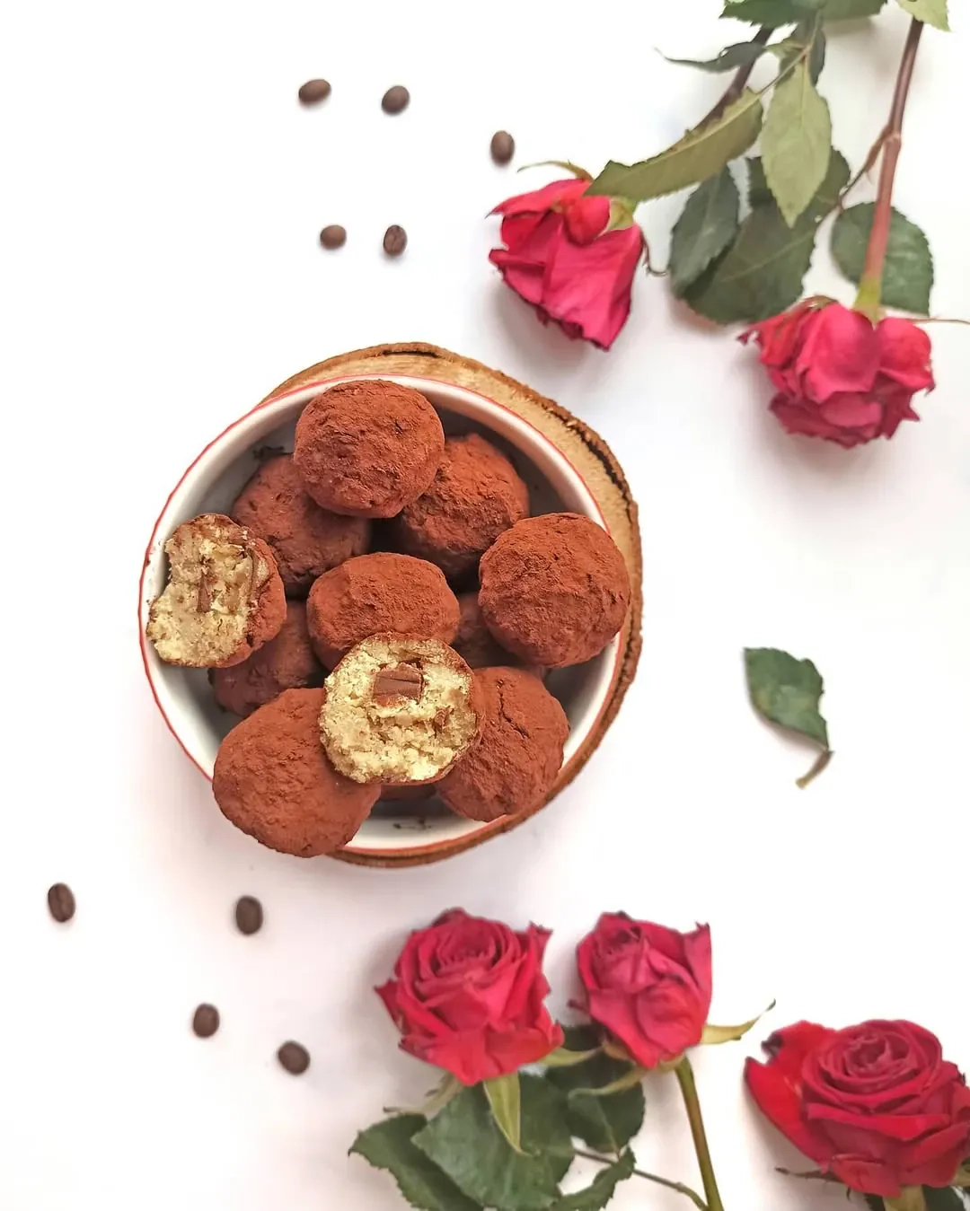 Desertiniai avinžirnių kamuoliukai su riešutų sviestu