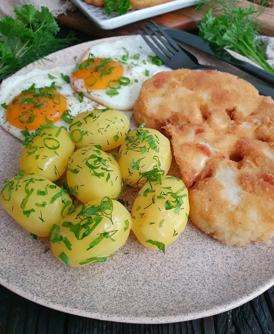 Panierowany kalafior z jajkiem sadzonym