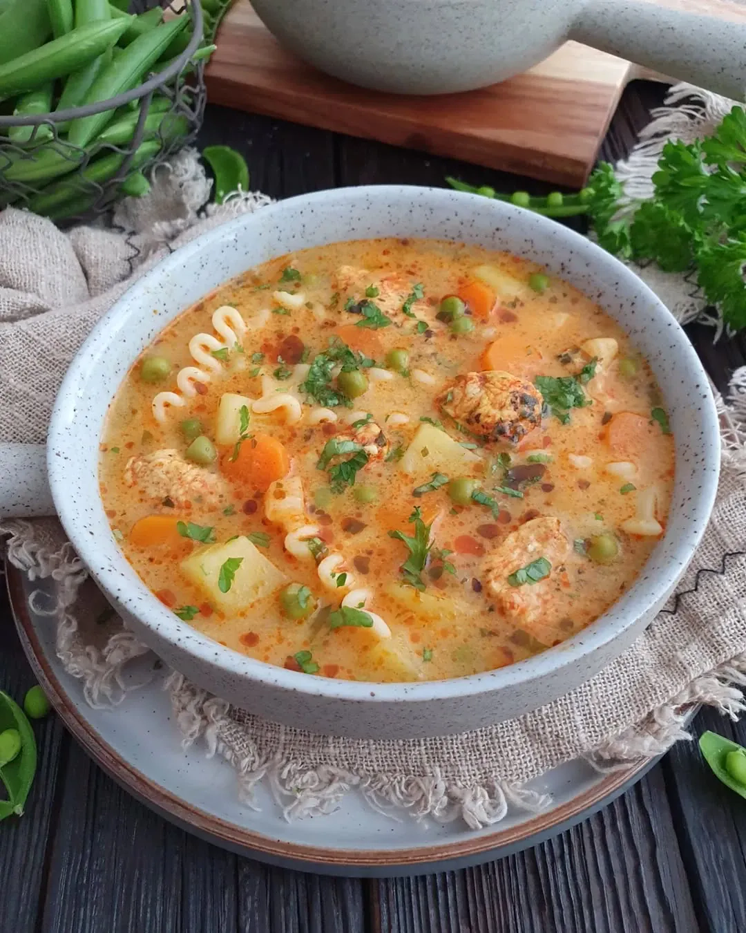 Babcina zupa warzywna z groszkiem i kurczakiem
