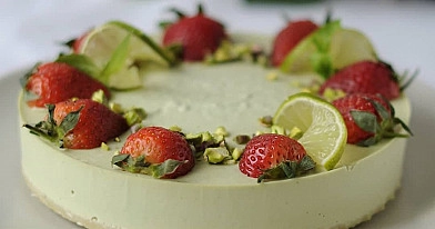 Nekeptas žalias sūrio tortas su maskarpone ir sausainių pagrindu
