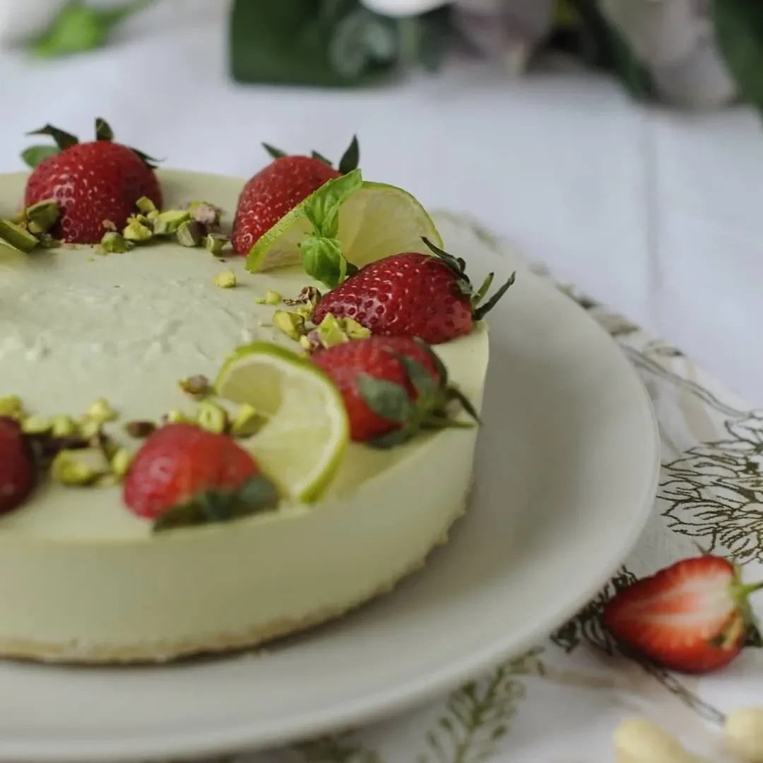 Nekeptas žalias sūrio tortas su maskarpone ir sausainių pagrindu