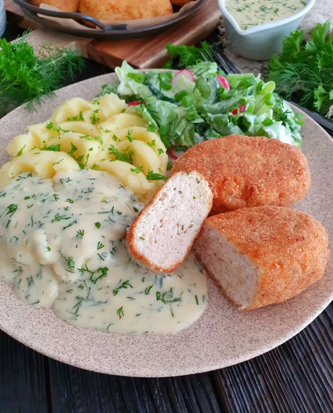 Delikatne kotleciki drobiowe po lwowsku z aromatycznym sosem koperkowym Delikatne kotleciki drobiowe po lwowsku z aromatycznym sosem koperkowym