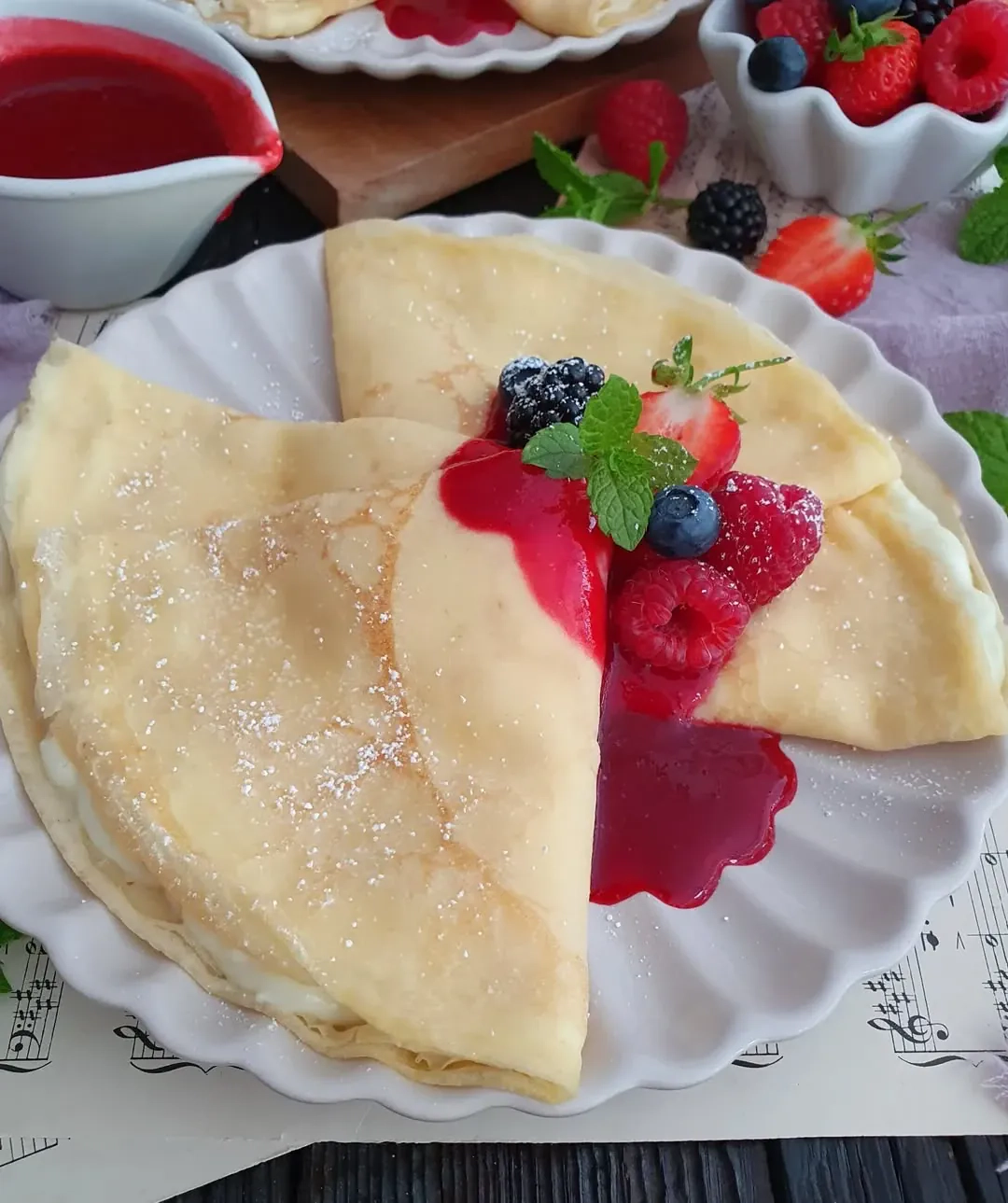 Naleśniki z kremem budyniowym i musem malinowym