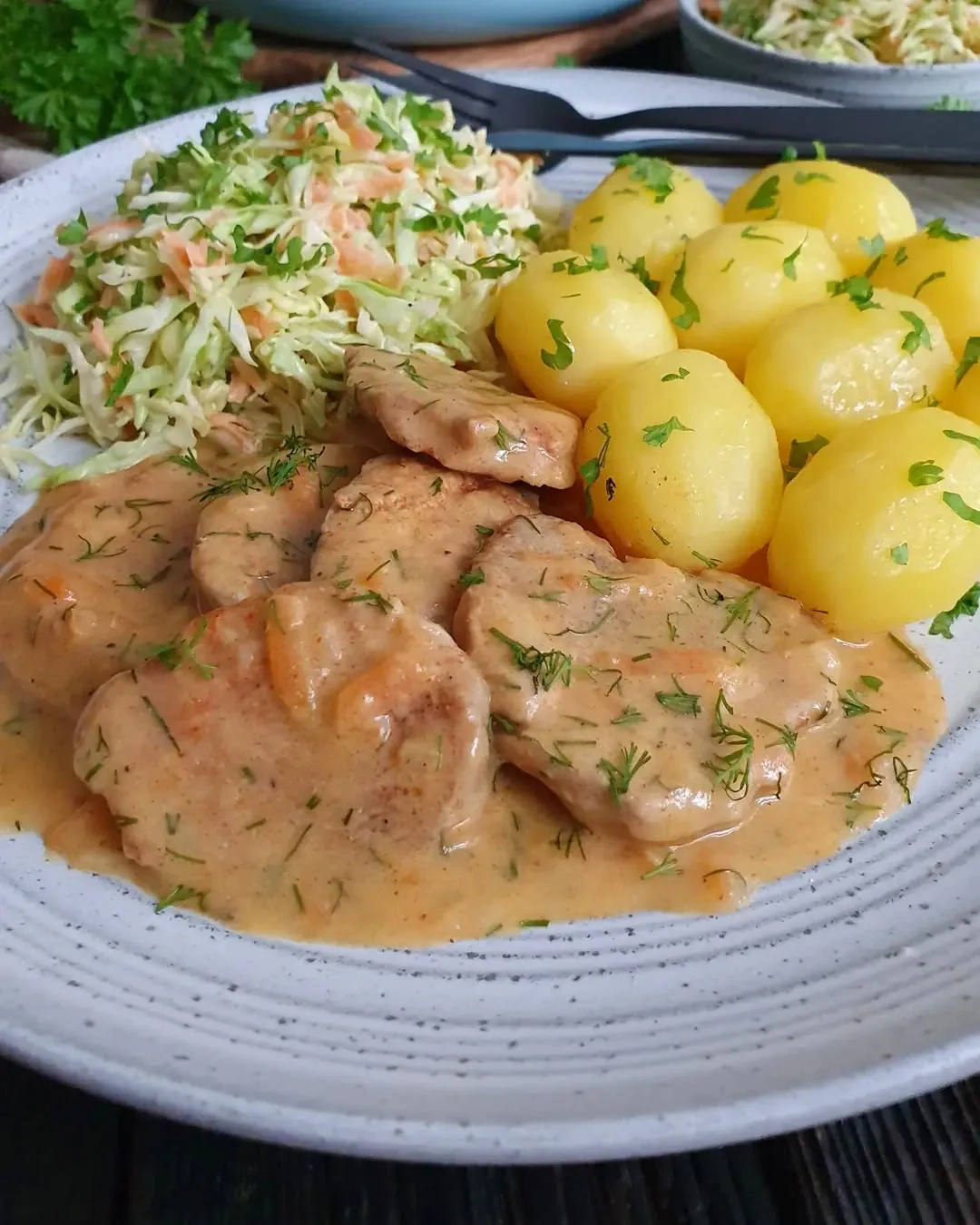 Domowa polędwiczka wieprzowa w kremowym sosie koperkowym