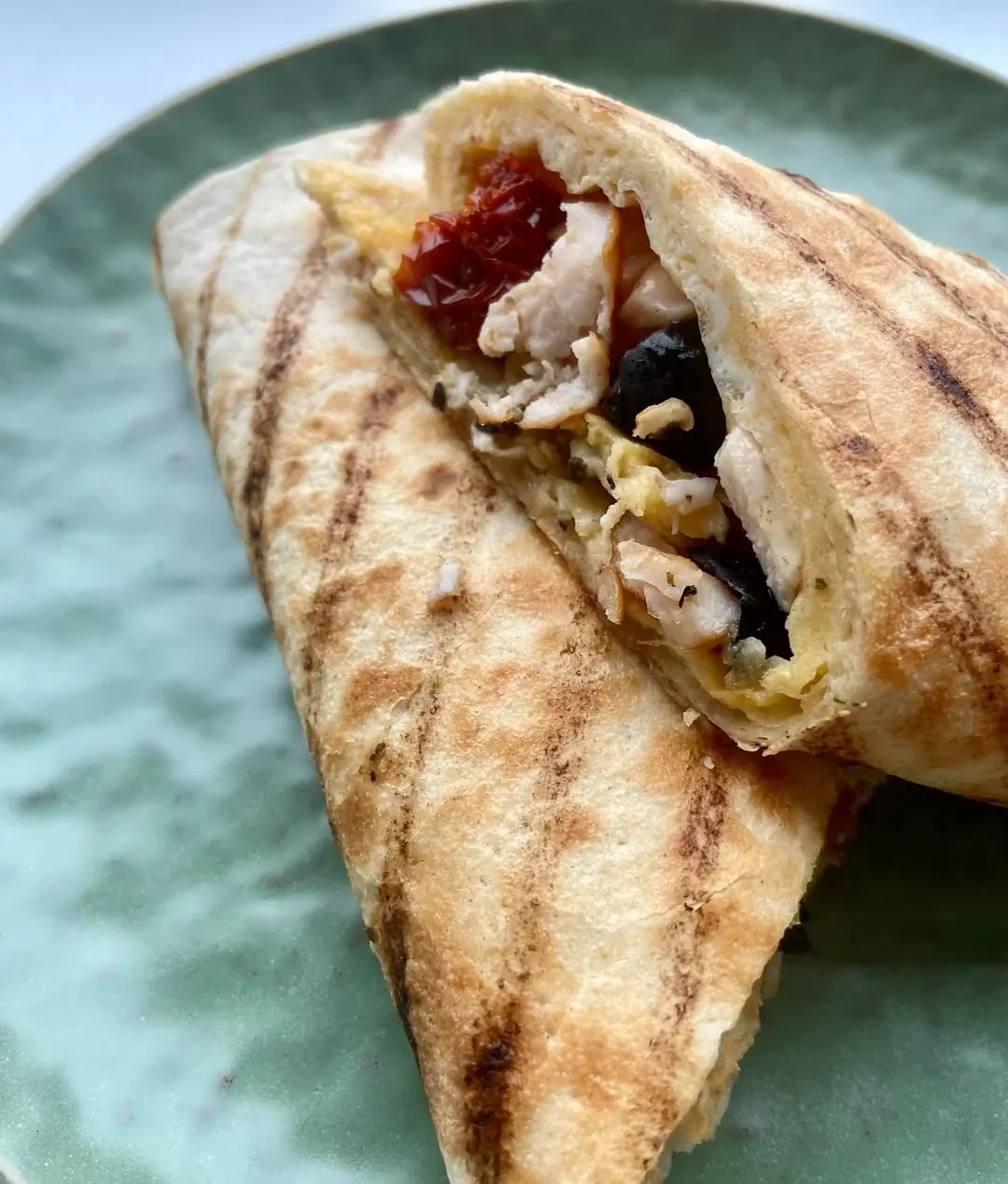 Pusryčių tortilija su rūkyta vištiena, alyvuogėmis ir džiovintais pomidorais