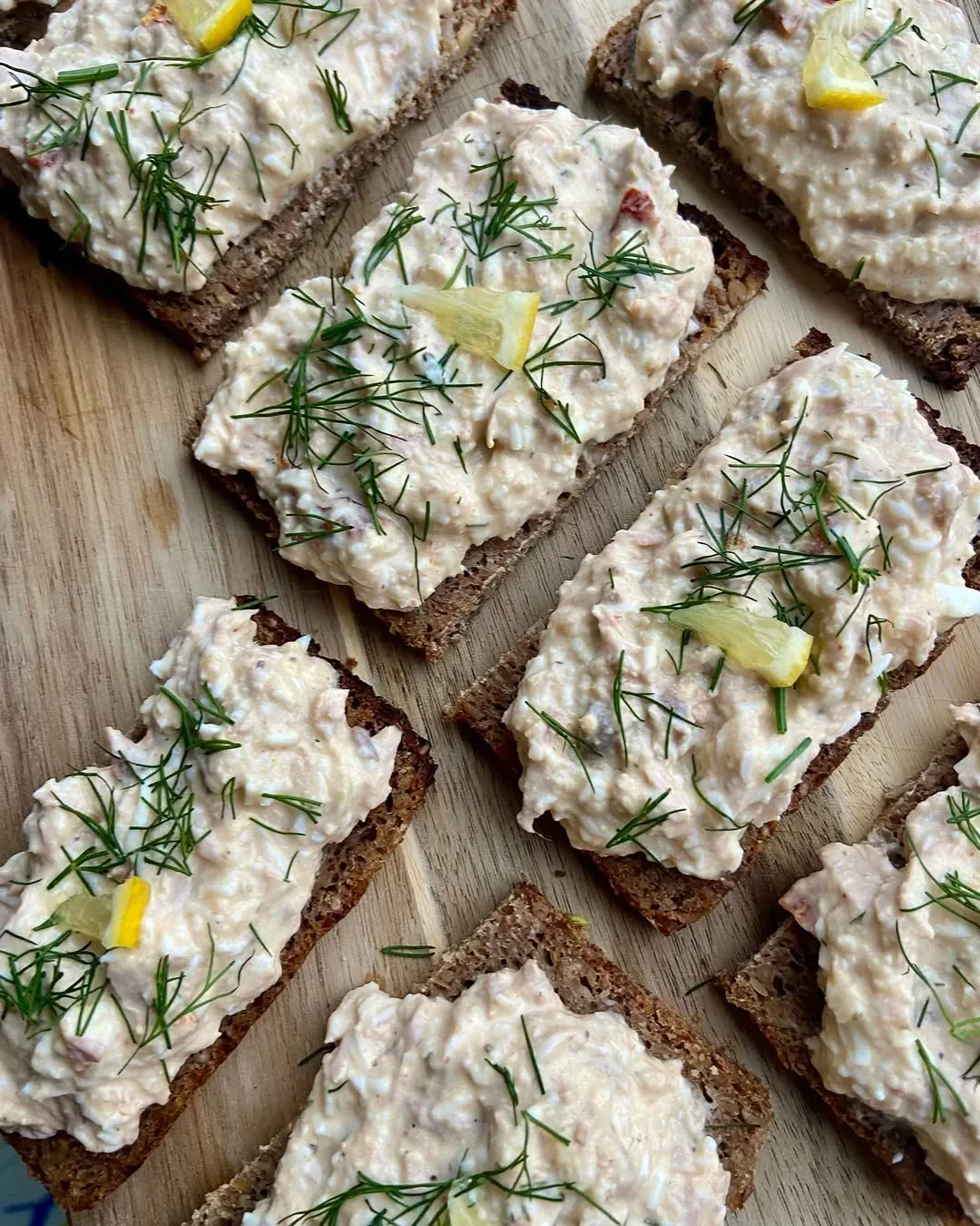 Konservuoto tuno užtepėlė su saulėje džiovintais pomidorais ir kiaušiniais