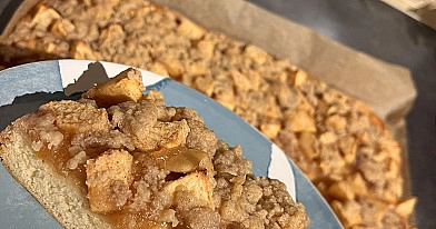 Trupininis pyragas su karamelizuotais obuoliais ir migdolais