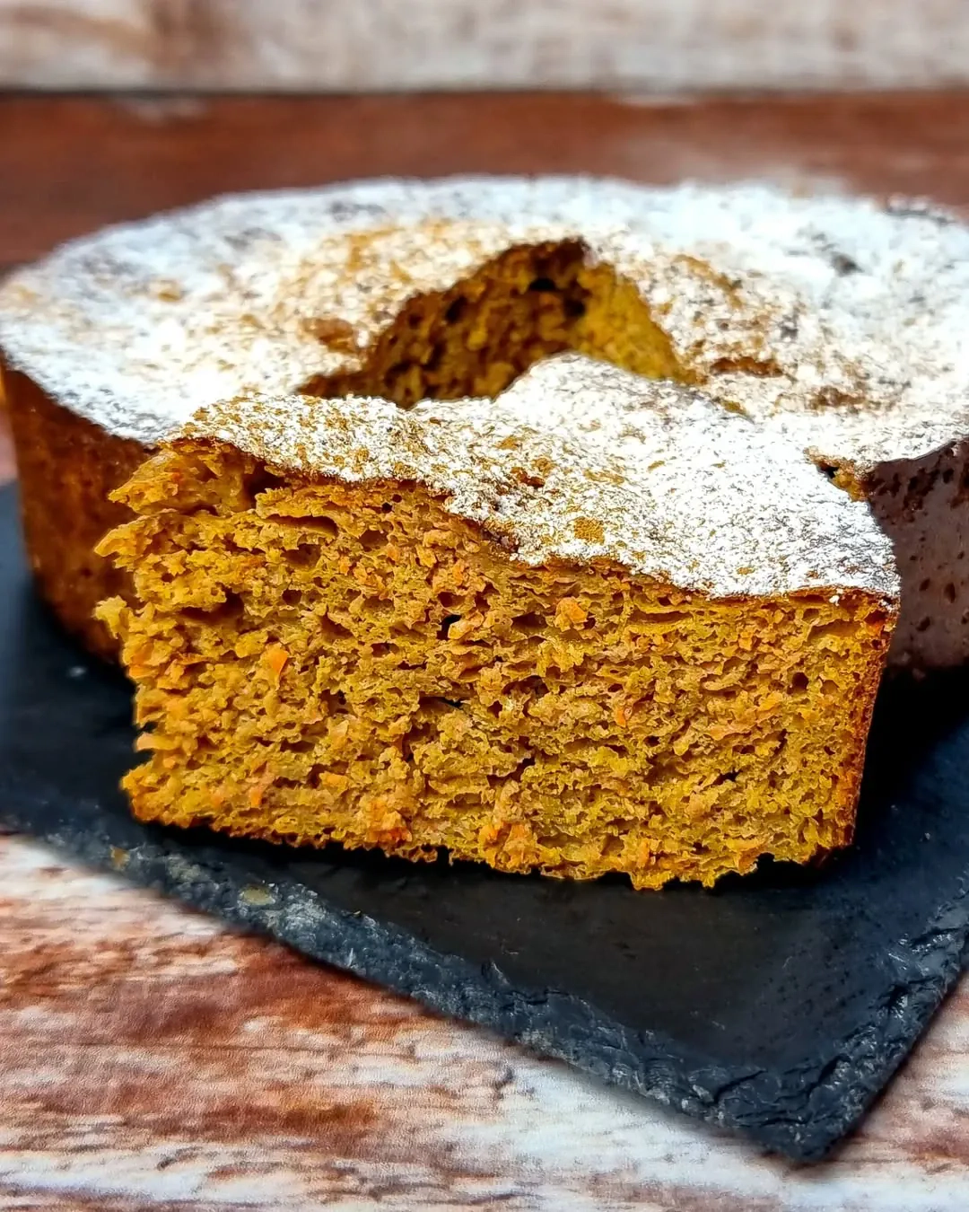 Burnoje tirpstantis saldus morkų pyragas su sviestu