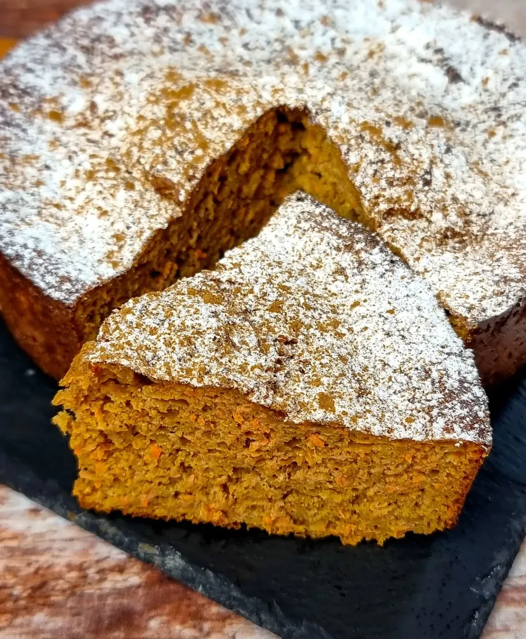 Burnoje tirpstantis saldus morkų pyragas su sviestu