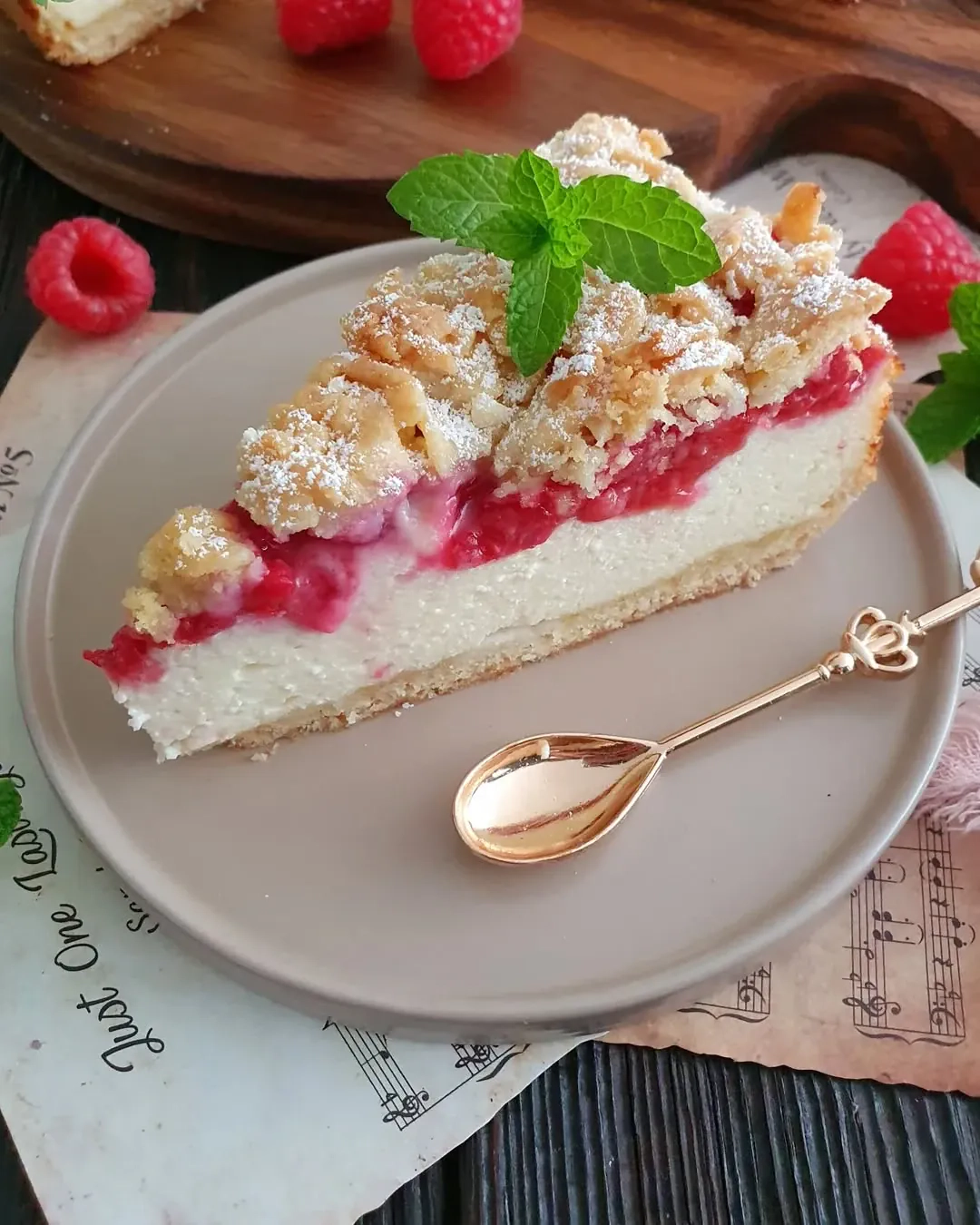 Kremowy sernik z malinami i chrupiącą kruszonką