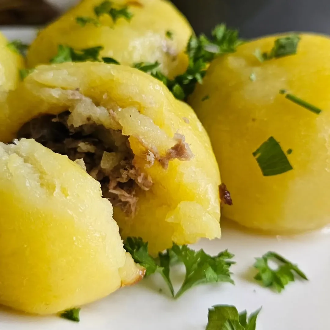 Šilkiniai virtų bulvių kukuliai su mėsa Šilkiniai virtų bulvių kukuliai su mėsa