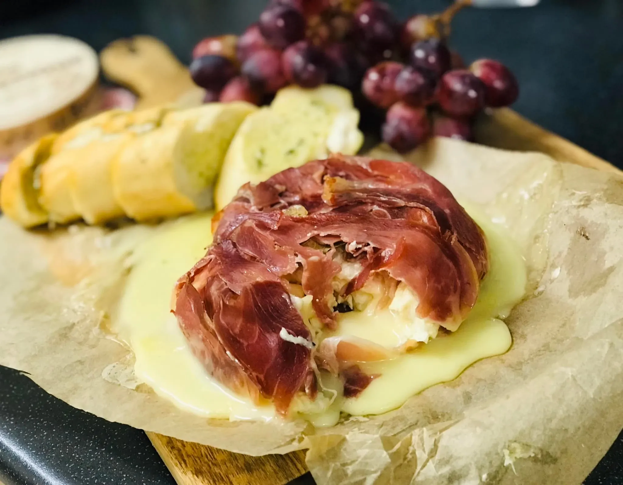 Keptas Camembert sūris suvyniotas į "Prosciutto" kumpio juosteles
