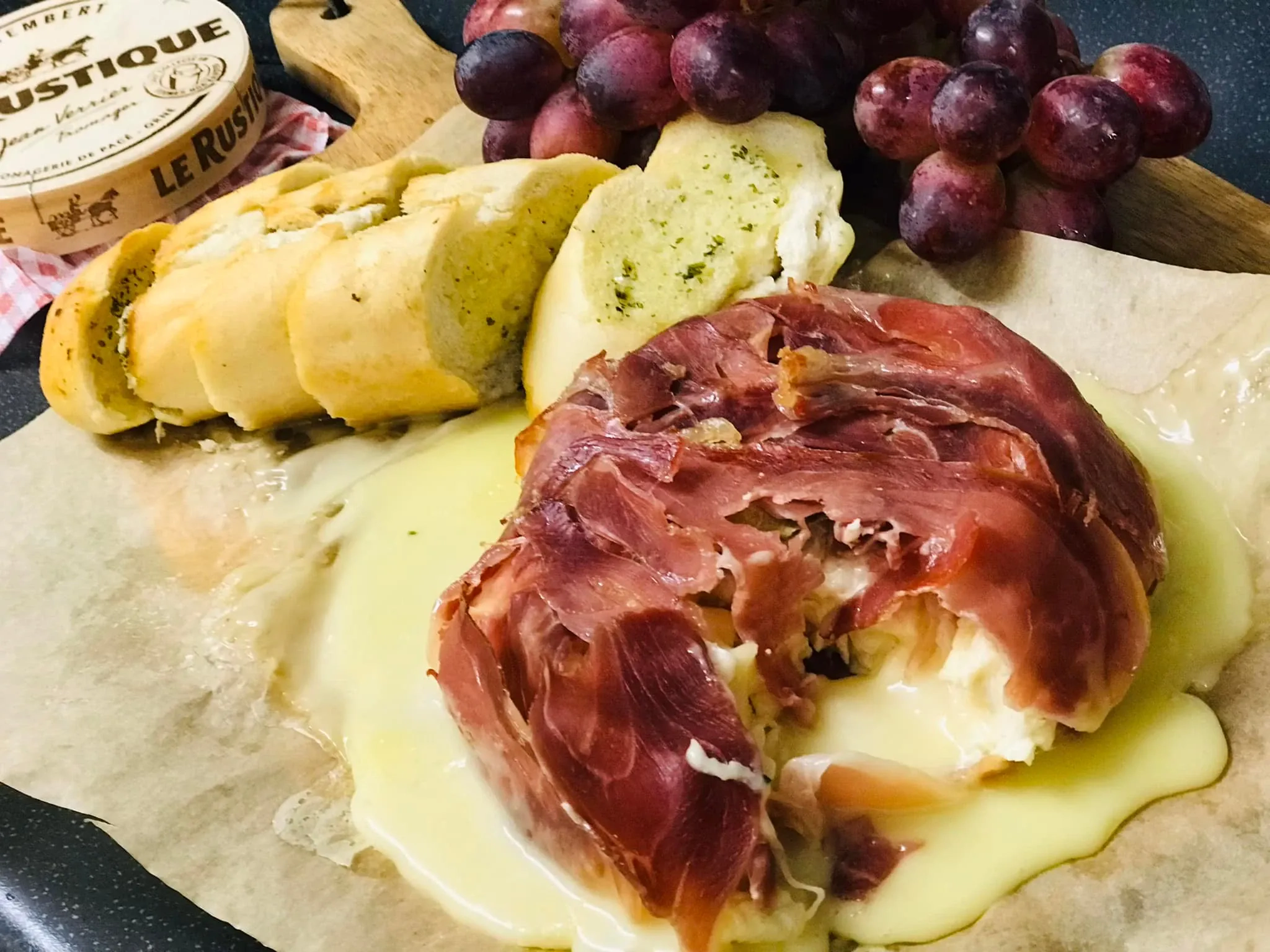 Keptas Camembert sūris suvyniotas į "Prosciutto" kumpio juosteles