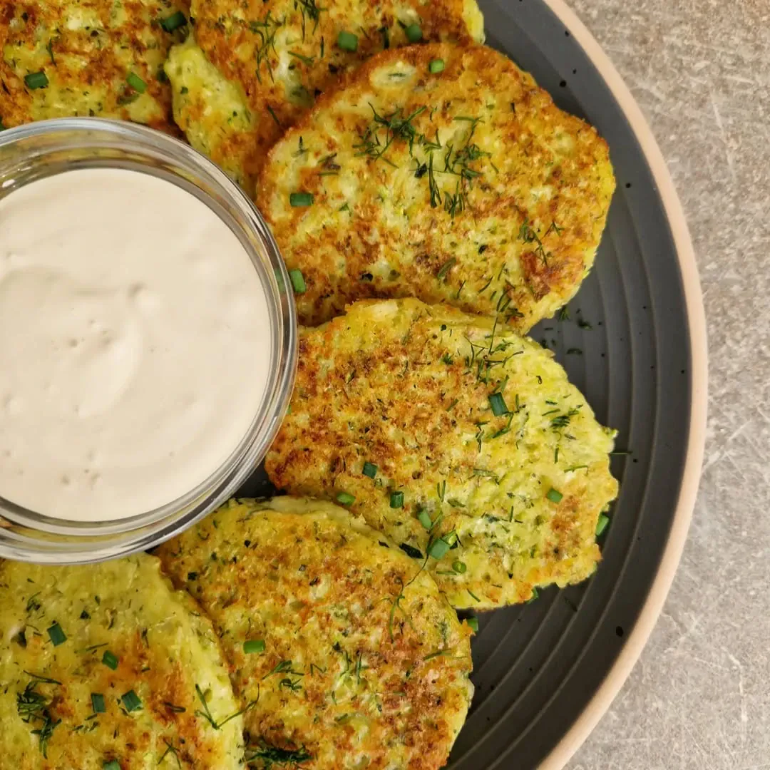 Cukinijų ir grūdėtos varškės blyneliai kepti keptuvėje