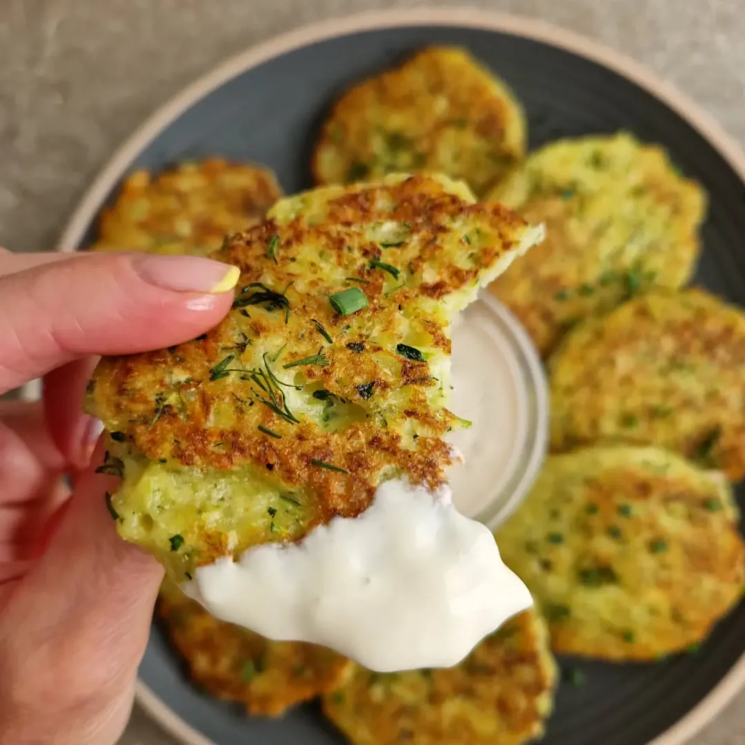 Cukinijų ir grūdėtos varškės blyneliai kepti keptuvėje