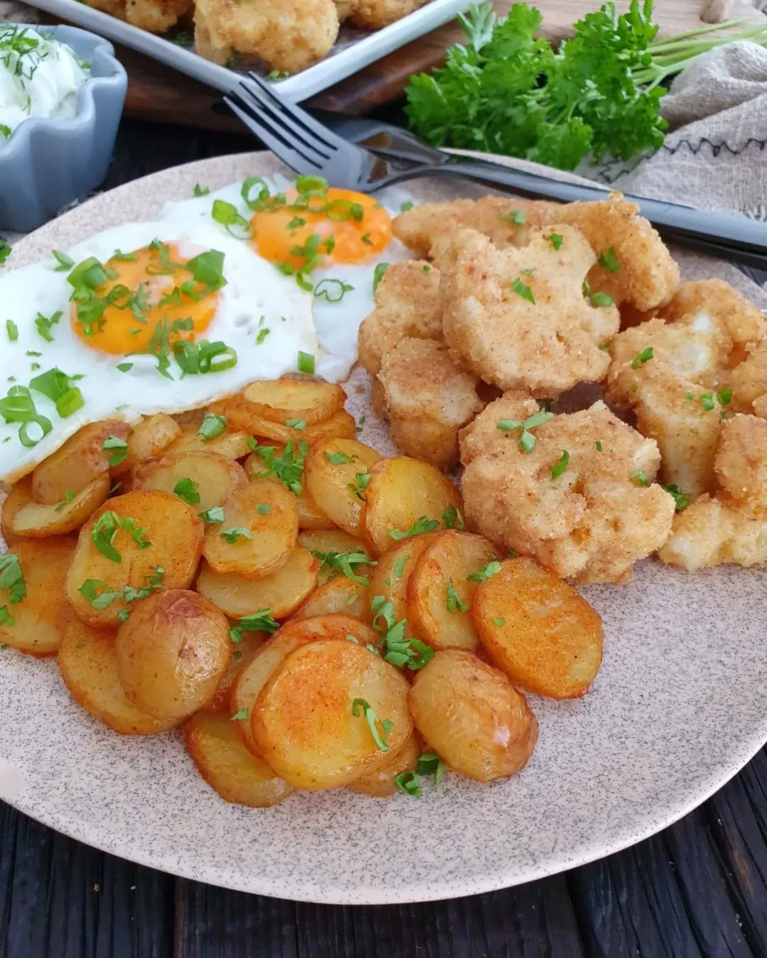 Letni obiad z panierowanym kalafiorem, jajkiem sadzonym i mizerią