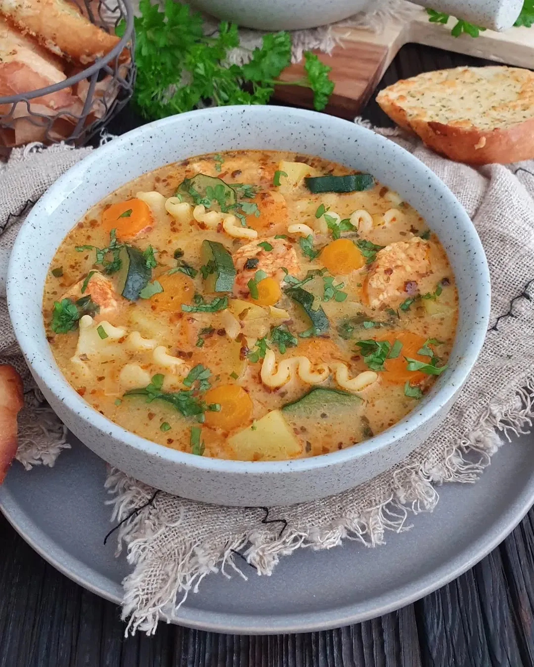 Rozgrzewająca zupa z kurczakiem i cukinią