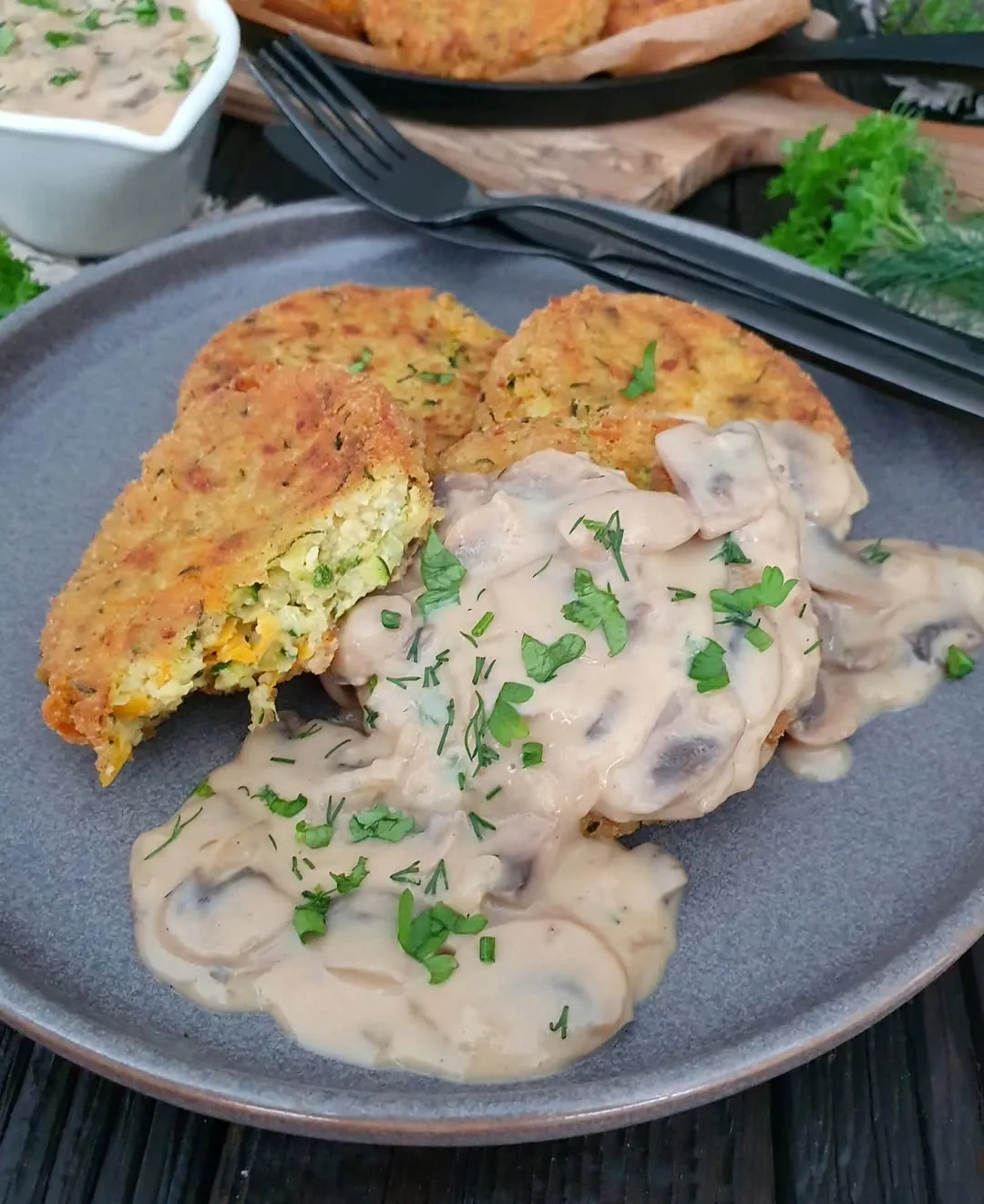 Domowe wegetariańskie kotlety z cukinii z kaszą jaglaną - idealny lekki obiad