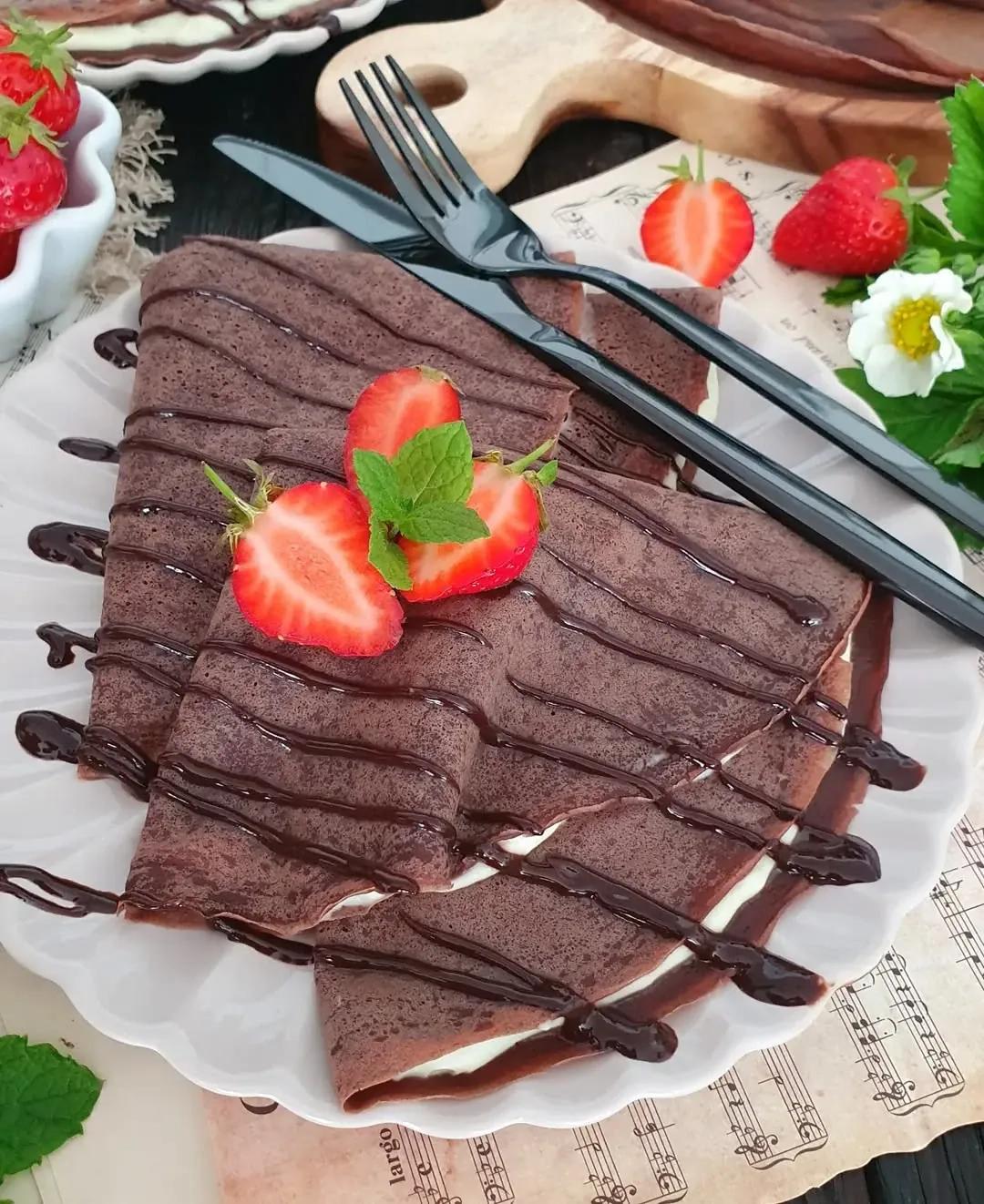 Naleśniki kakaowe z kremem śmietankowym i sosem czekoladowym