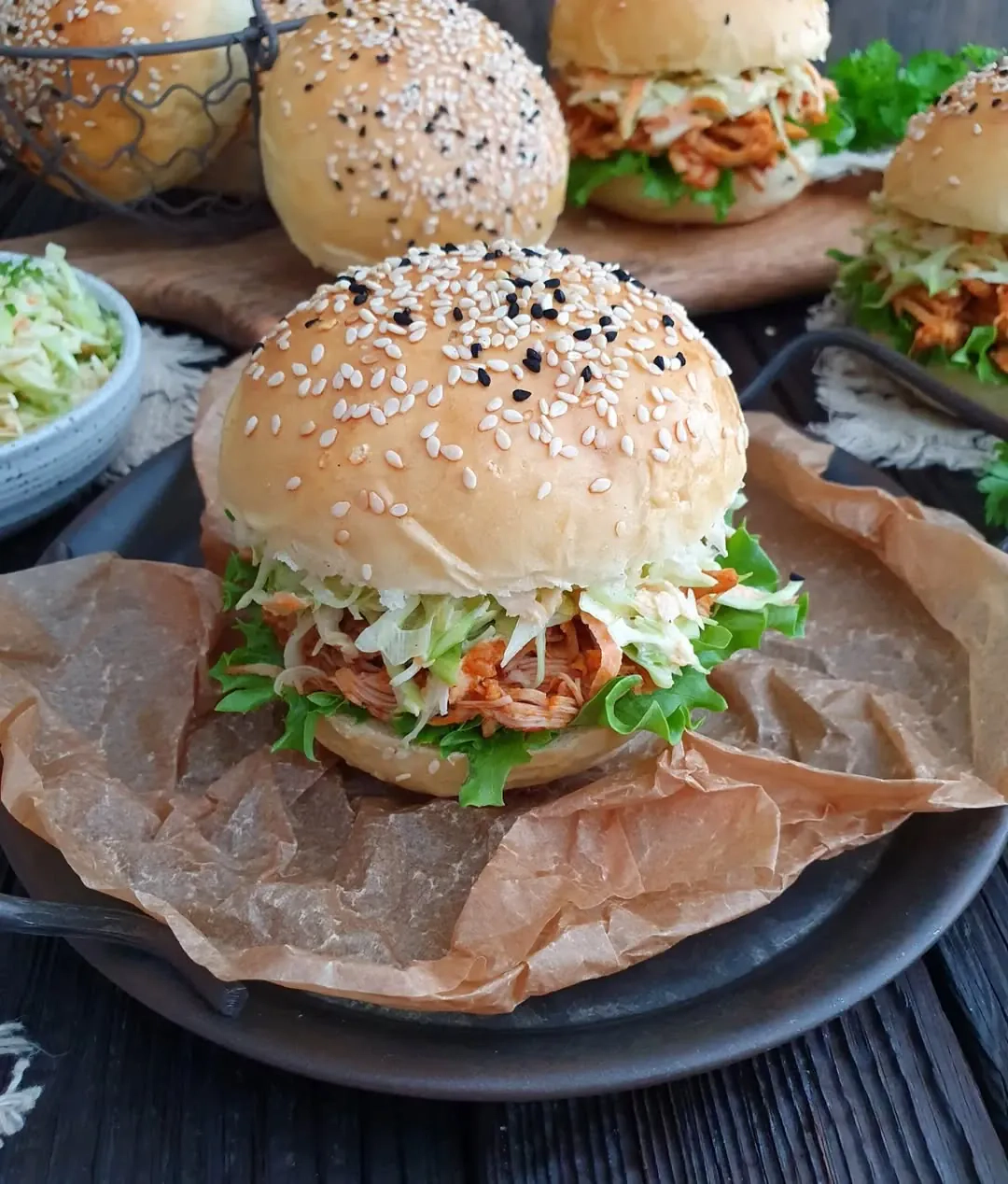 Domowe burgery z soczystym szarpanym kurczakiem i kremową surówką coleslaw