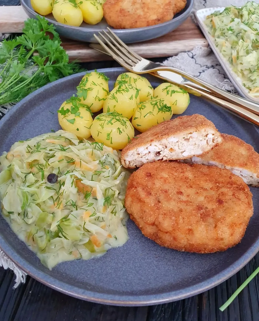 Tradycyjne kotleciki pożarskie z młodą kapustą duszoną