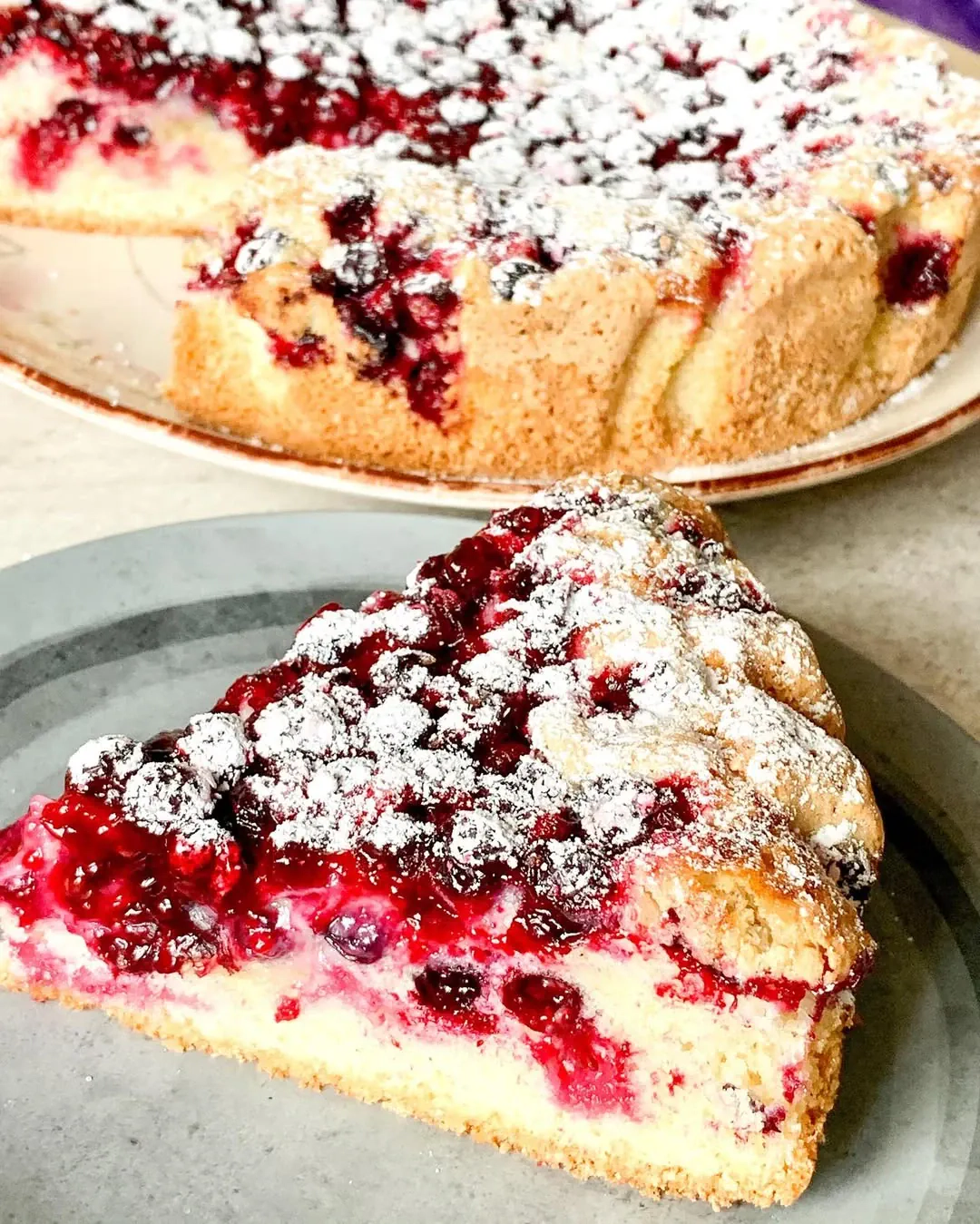 Labai paprastas ir greitas pyragas su uogomis arba vaisiais