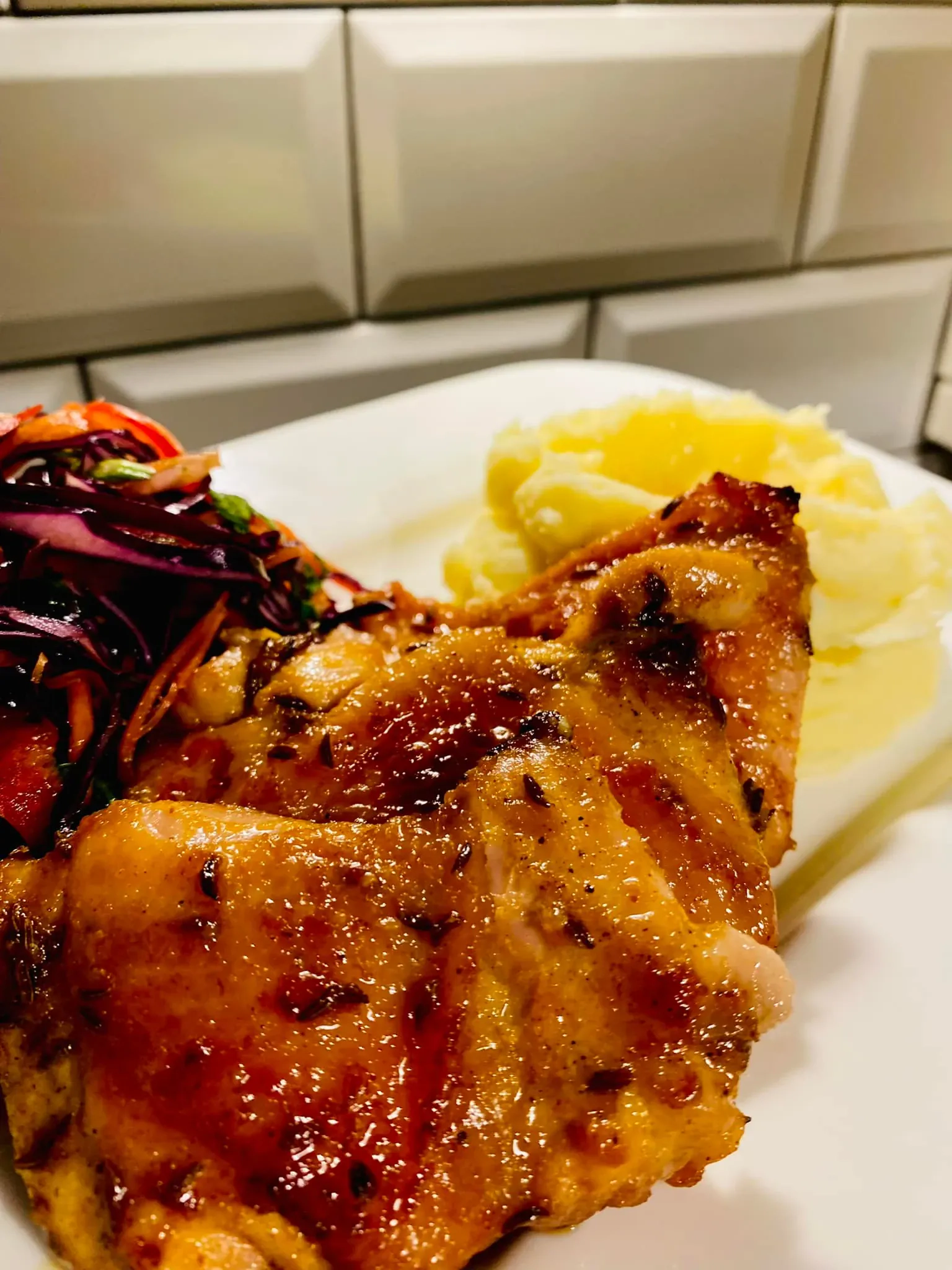 Kepti vištienos kumpeliai keptuvėje su medaus, sojos ir česnako padažu