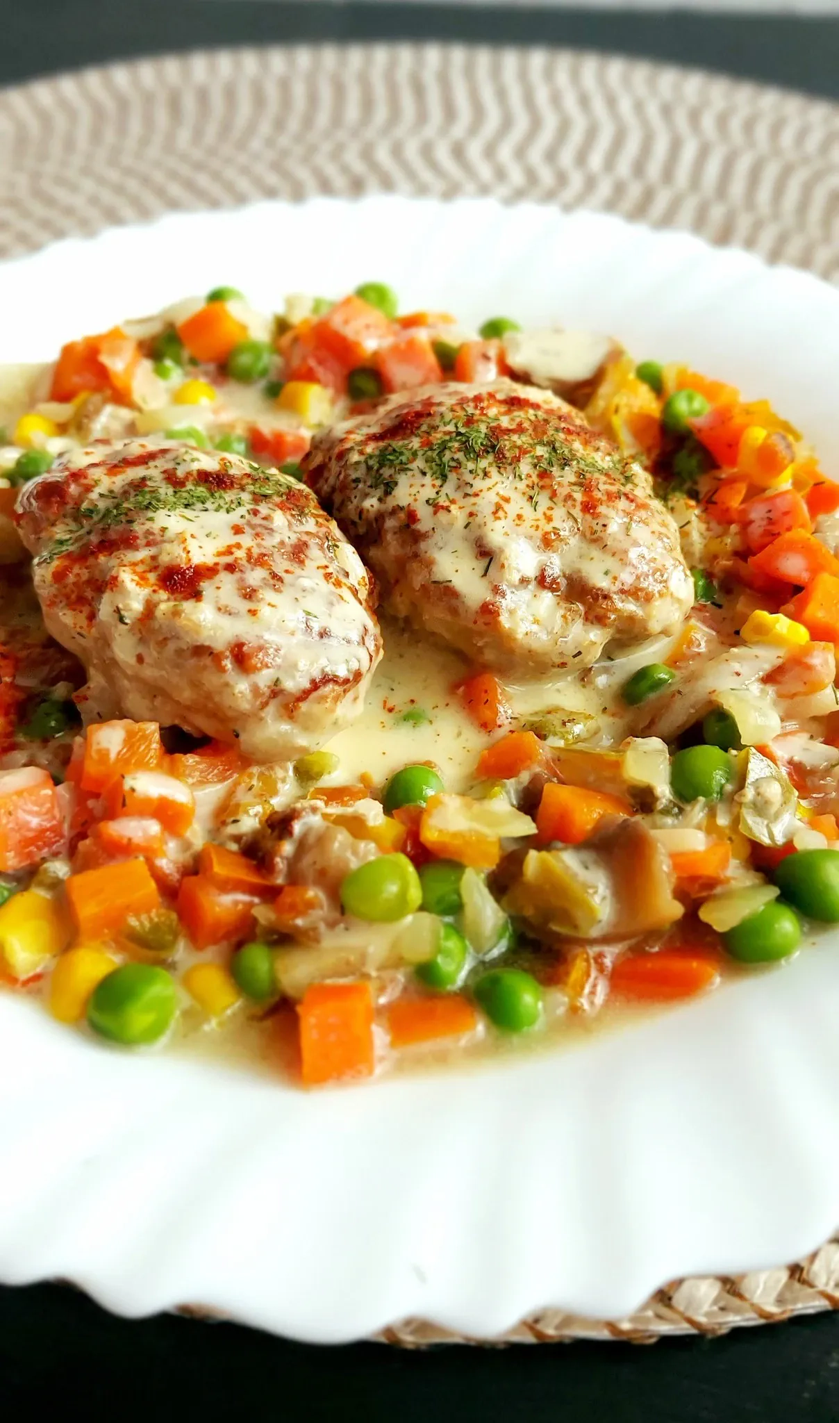 Skanūs ir sultingi žuvies kotletai iš lašišos, troškinti keptuvėje