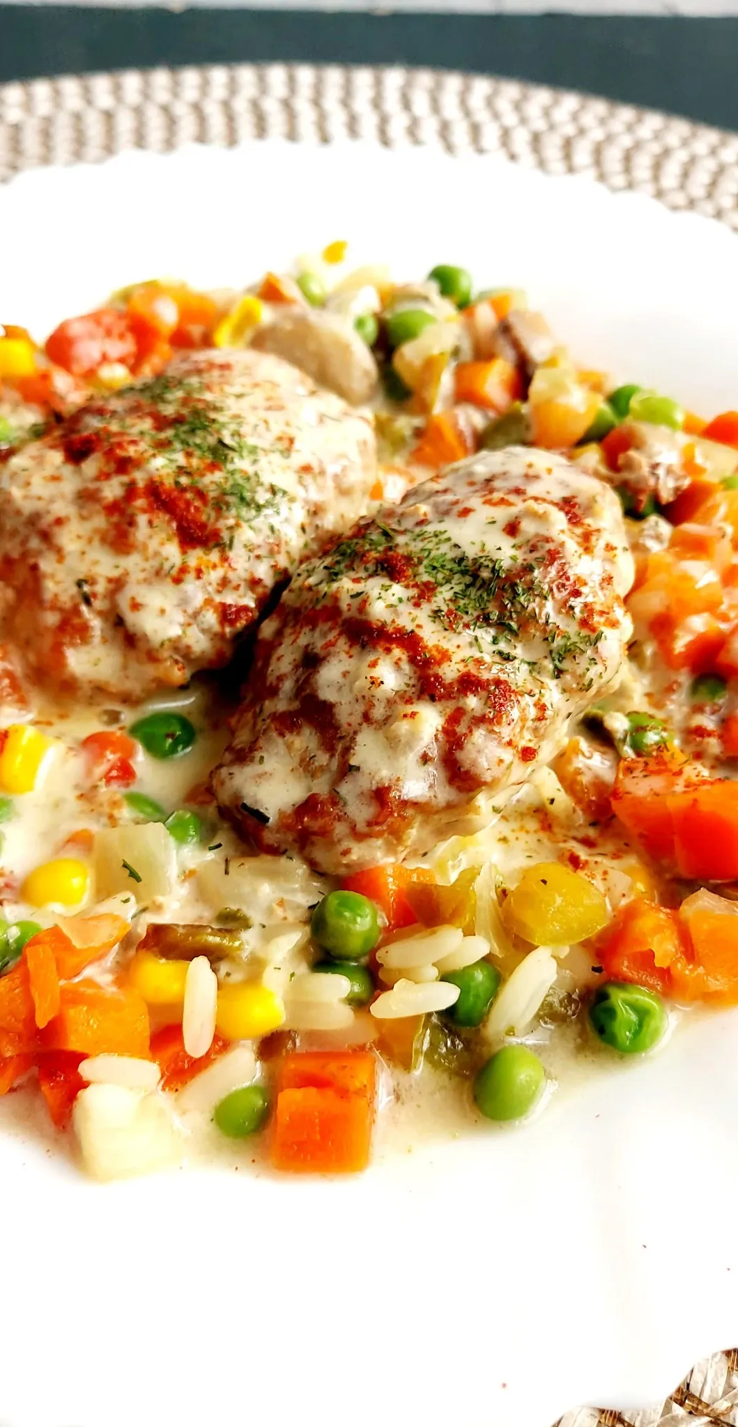 Skanūs ir sultingi žuvies kotletai iš lašišos, troškinti keptuvėje